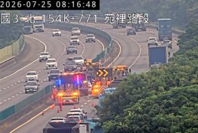 國3北向154K，1大貨翻車事故占內中車道。圖／取自1968即時路況