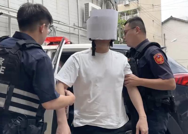 台中警方今帶回饒男,朝槍砲等罪嫌偵辦。記者曾健祐/翻攝