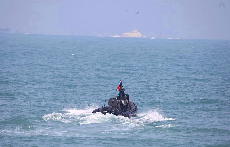 漢光演習第四天,海軍在左營海域操演「濱海打擊、近岸防禦」,出動海陸特戰突擊艇(圖中)光六飛彈快艇,搭配完成平戰轉換的海巡艦(圖後方),對假想進犯登陸敵軍發動攻擊。記者李人岳/攝影