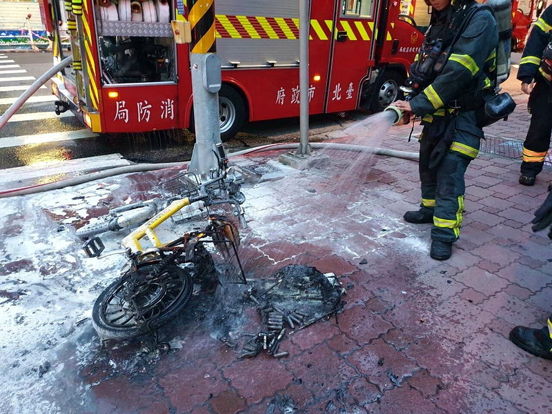 台北市中正區今天發生電動腳踏車起火自燃。記者翁至成／翻攝