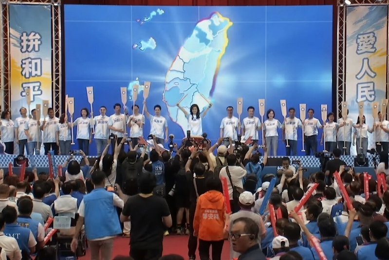 國民黨今天開第22屆第二次全國代表大會，大會安排19位國民黨縣市長提名人同台，在黨主席鄭麗文見證下高舉象徵團結與勝選船槳，與全場黨代表齊聲高喊「凍蒜」。圖／國民黨連江縣黨部提供