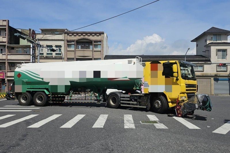 大型聯結油罐車輾壓電動輔助代步車,驚險一瞬間,所幸老婦倒向外側,毫髮無傷。圖/警方提供