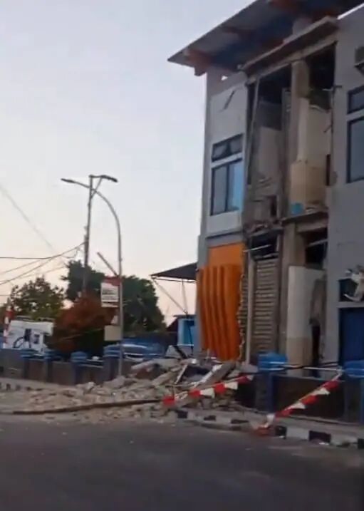 印尼发生7.7级地震 图源央视新闻.jpg