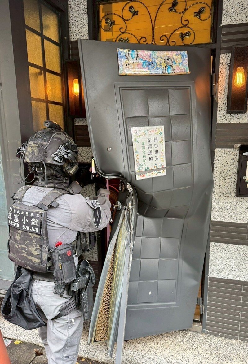 移民署新北市專勤隊聯合調查局、新北市刑大、北市與台中警方在新北地檢署檢察官指揮下,破獲以台灣人為首的跨國人口販運及性剝削集團,逮捕 18 名犯嫌並成功救援 9 名遭控制從事性交易的緬甸籍女子。圖/移民署新北市專勤隊提供