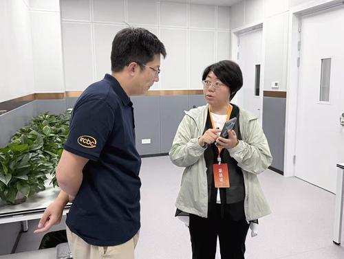 中国科学院生物与化学交叉研究中心研究员刘聪接受科技日报记者采访。科技日报记者 陈春有 摄