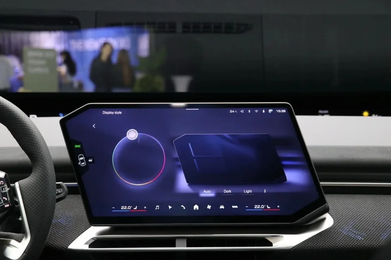 BMW iX3 即將於 10 月正式在台上市,總代理汎德日前搶先舉辦媒體預賞。 記者陳威任/攝影