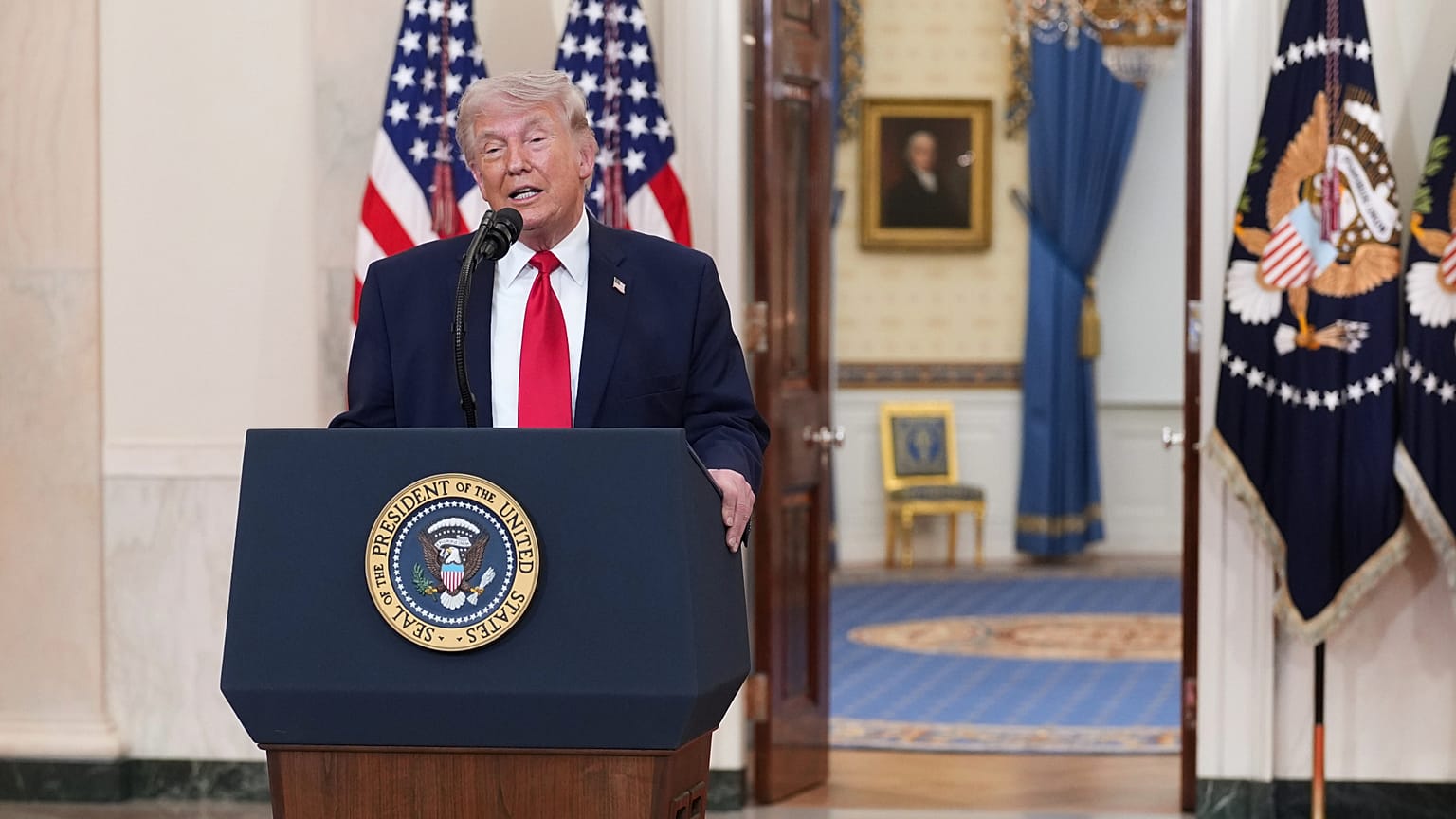 Президент Дональд Трамп говорит о войне с Ираном из Крестового зала Белого дома в среду, 1 апреля 2026 года, в Вашингтоне. 