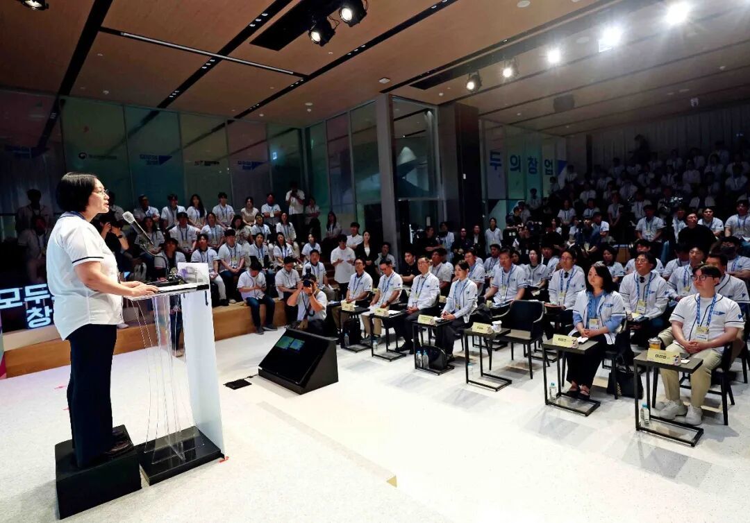 6月16日，韩国国务总理候选人、中小风险企业部部长韩圣淑（左）在首尔出席“大家一起创业”第一期启动仪式。
