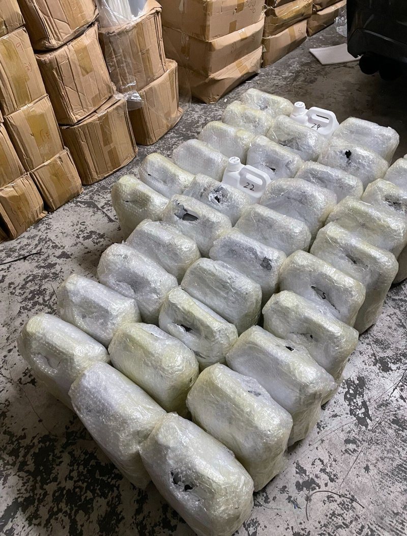 海巡署偵防分署台北查緝隊查獲電子煙分裝工廠，查扣1.6噸電子煙油、大量電子煙彈殼、電子煙主機及分裝設備，估算可製成約80萬支電子煙，市價約2.4億元。記者邱瑞杰／翻攝