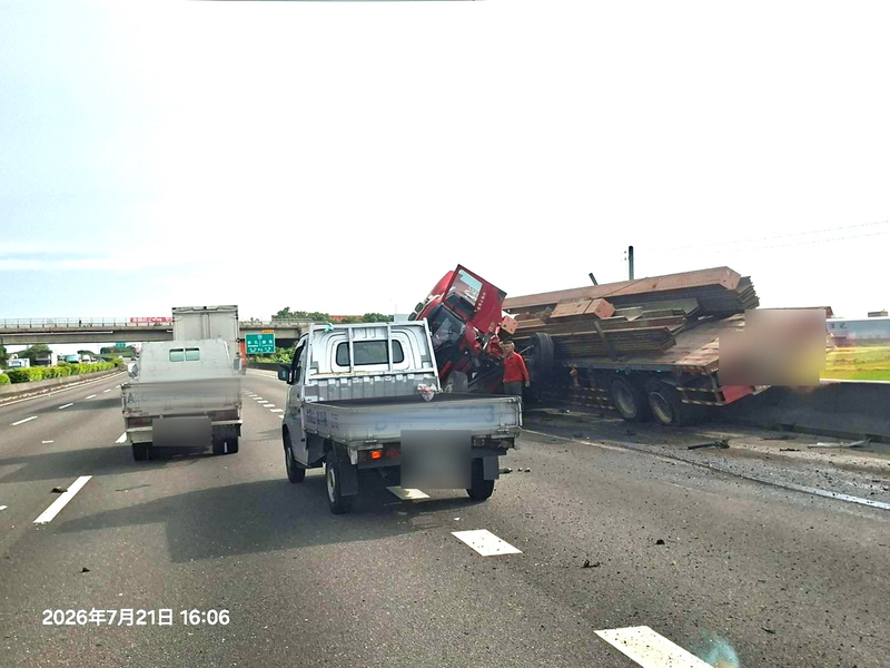 國道1號南下196公里彰化路段,今天下午發生曳引車、皮卡車及小貨車至少3輛大小車追撞車禍,曳引車甚至「折甘蔗」跨上護欄,造成1名孕婦及1名男子受傷送醫。圖/彰化踢爆網提供