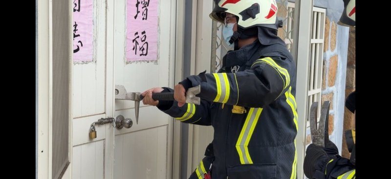 金門縣金城鎮古崗一名60多歲董姓婦人獨居住家,鄰居聞到異味並發現蒼蠅聚集,報警後警消破門發現婦人陳屍屋內。圖/民眾提供