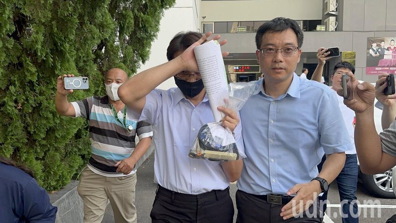 中榮廠長陳明榮(左)昨100萬元交保,其律師林羣期(右)嗆現場媒體「蛤,有沒有侵害到個資?」「可以這樣拍嗎?」「我們可以提告違反個資。」聯合報系資料照