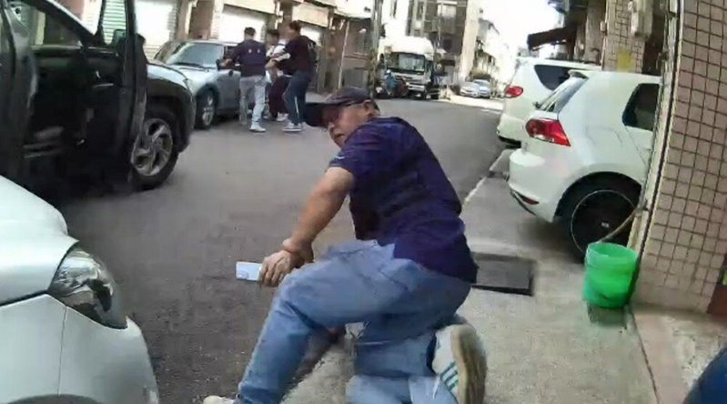草屯警分局動員61名警力，分赴台中、桃園查獲3名涉嫌加重強盜的嫌犯。圖／警方提供