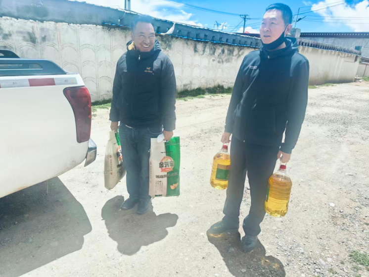 陈春友和塔规一起走村入户,慰问群众。