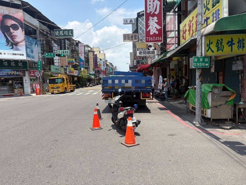 屏東市出現天坑，屏東市廣東路上靠近華正路路口附近，今天上午10時58分大貨車陷落路面，出現直徑約一公尺坑洞。圖／警方提供