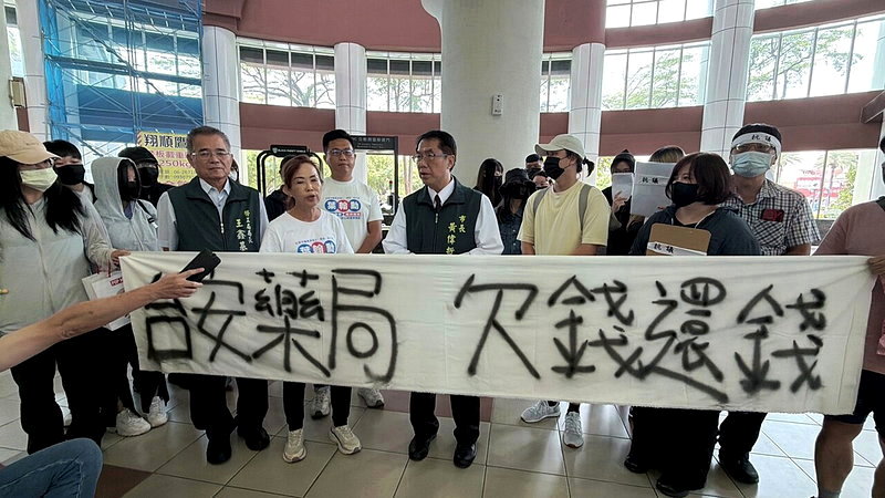 台安藥局經營不善並爆發欠薪風波,數十名員工今天到台南市議會陳情,市長黃偉哲與南市勞工局長王鑫基允協助追討債權。記者吳淑玲/攝影