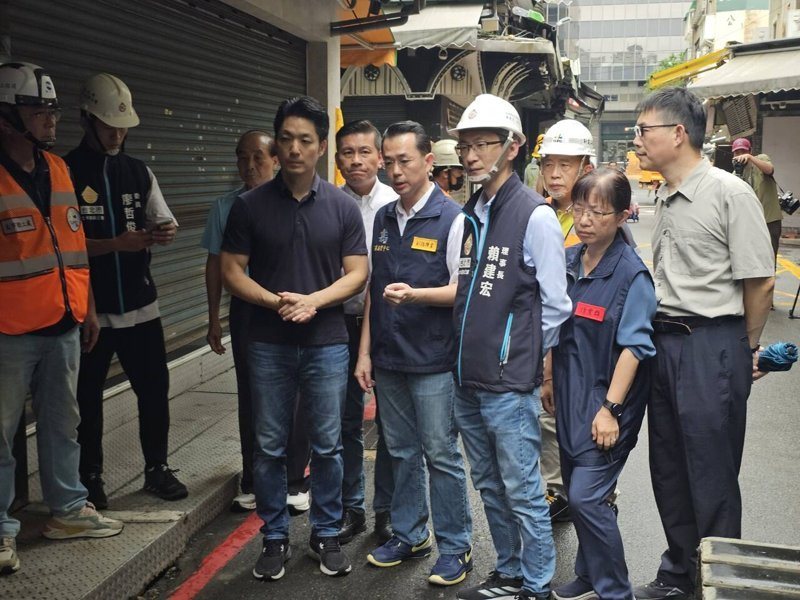 北市松山路119巷、鄰近松山火車站附近五分埔商圈，上午疑似出現長寬約6公尺、深2公尺的路面塌陷。台北市長蔣萬安上午前往視察。圖／北市府提供