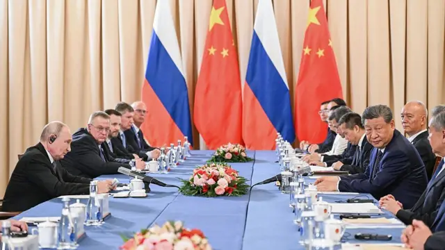2026年8月31日,俄罗斯总统普京(左一)和中国国家主席习近平(右三)在上海合作组织峰会期间会谈。