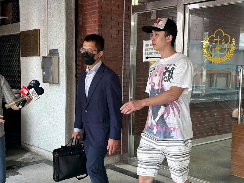 士林地方法院今首度召開準備程序庭,孫安佐(右)除承認持有模擬槍外,其餘犯行均否認,並透過律師翁栢垚(左)質疑警方違法搜索。記者翁至成/攝影