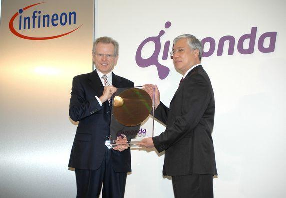 图为英飞凌宣布分拆奇梦达,两位CEO捧起12寸晶圆