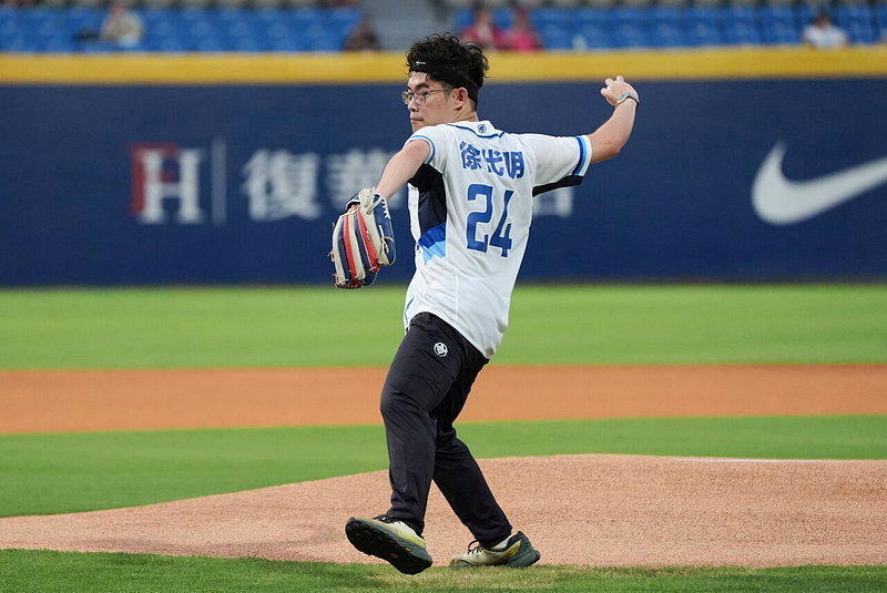 聽損青年、目前就讀醫學系的徐代明擔任賽前開球嘉賓，完成開球的夢想。圖／富邦悍將提供
