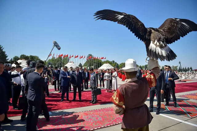 习近平在机场受到欢迎接机