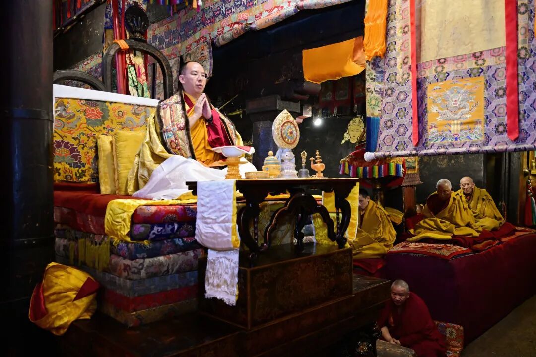 8月31日,班禅额尔德尼·确吉杰布在西藏日喀则市扎什伦布寺主持法会,为西藏日喀则市吉隆县泥石流灾害受灾群众祈福。这是班禅额尔德尼·确吉杰布与众僧一起念诵经文,超度遇难的生灵,祈愿逝者往生极乐。记者 索朗旺久 摄