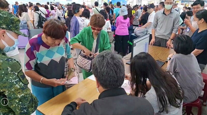國防部今天出動3架次軍機協助輸運旅客返台，旅客排隊等待登記作業。記者蔡家蓁／攝影