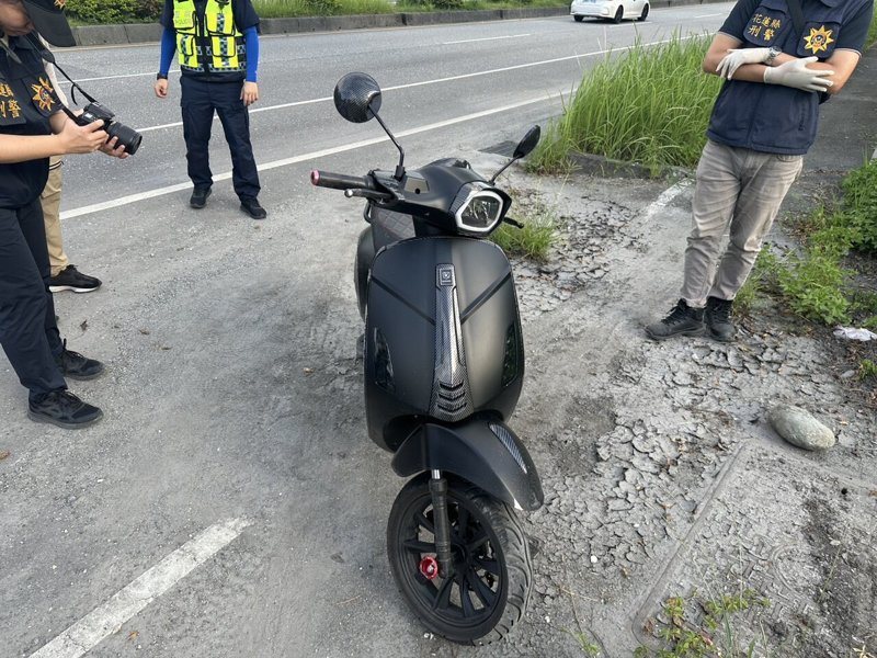 花蓮一名16歲莊姓高中生昨天下午騎乘微型電動二輪車，行經台9線鳳林段時，疑因擦撞慢車道旁水泥護欄後失控摔車送醫不治。圖／民眾提供