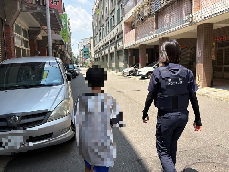 台中市一名12歲男童瀏覽網路時，險遭詐騙，寄出SIM卡，超商店員發現後，報警到場。圖／第四警分局提供