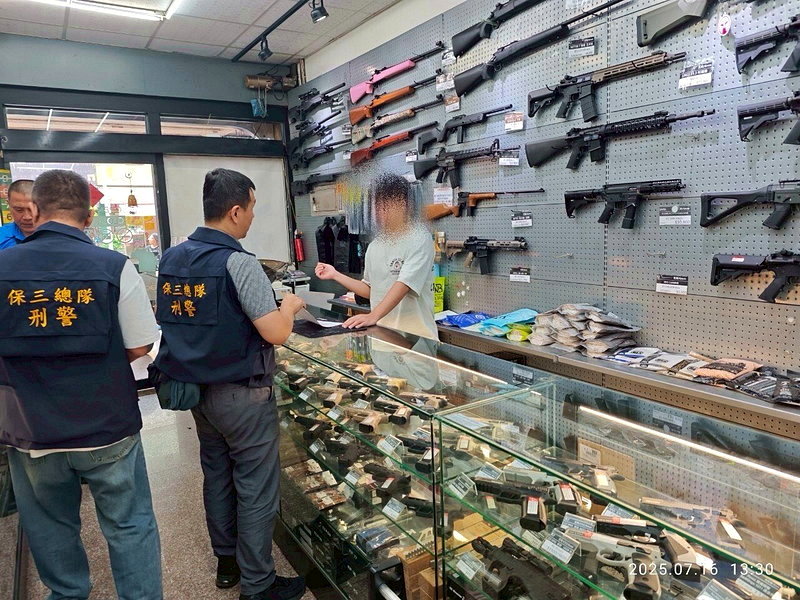 知名老牌玩具商「樺山玩具」范姓負責人，涉嫌製造、販售「模擬槍」，以及用簡易工具修整，即可裝填火藥擊發霰彈的槍管，被依違反槍砲彈藥刀械管制條例起訴。記者邱瑞杰／翻攝