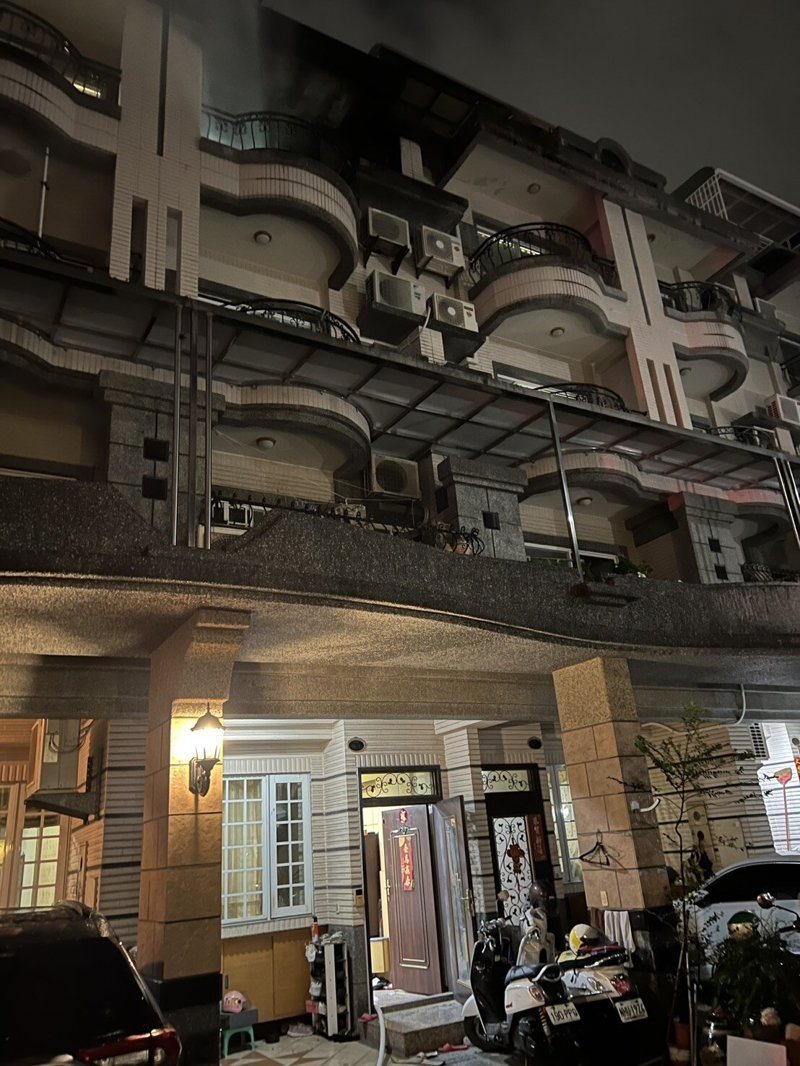 高市田衙路某透天厝今晚8時21分傳火警,火苗從4樓竄出,屋主一家5口急逃生,幸火勢15分鐘後撲滅,無人受傷。記者石秀華/翻攝
