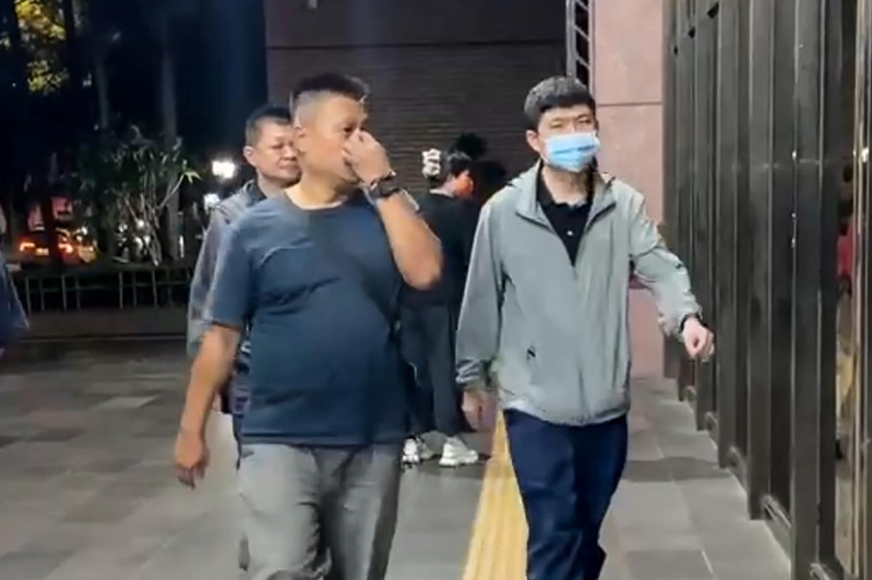 時任新北市刑大小隊長李金龍（左）涉行賄自家人遭聲押禁見。記者張宏業／攝影