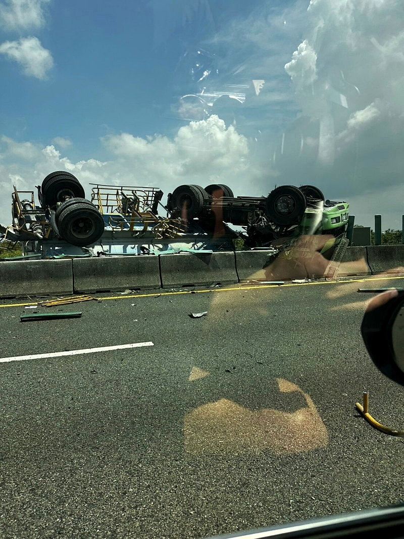 國道1號下營南下路段化學槽車翻覆駕駛沒呼吸心跳，雙向大塞車警籲改道。圖／讀者提供