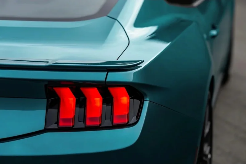 New Ford Mustang全新26年式維持EcoBoost® Premium、GT Premium及Dark Horse™ Premium三款車型編成,並導入全新限量車色「Adriatic Blue Metallic」。 圖/福特六和提供