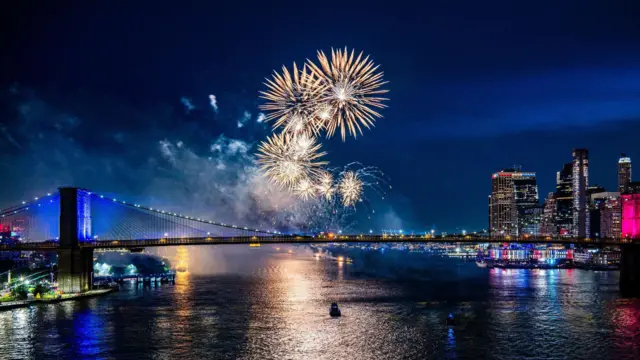 烟火在布鲁克林大桥上方绽放，照亮夜空，庆祝美国独立250周年，地点为纽约市（New York, New York）。（4/7/2026）