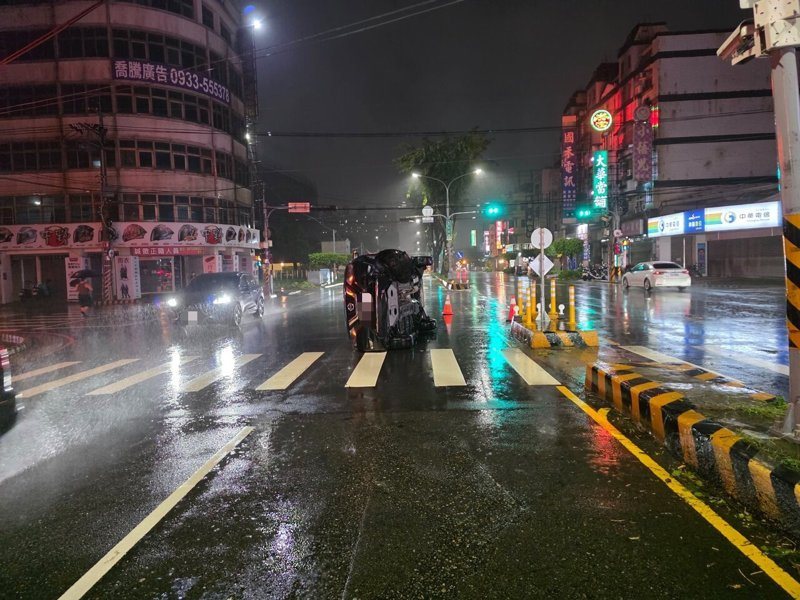 50歲陳男子今晚駕車行經豐原區中正路與成功路口時,疑似因視線不良,自撞路口「庇護島」,導致整輛自小客車當場當街側翻。圖/豐原分局提供
