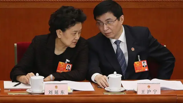 北京人民大会堂全国人大会议开幕式上,刘延东(左)和王沪宁(右)在交谈(5/3/2013)