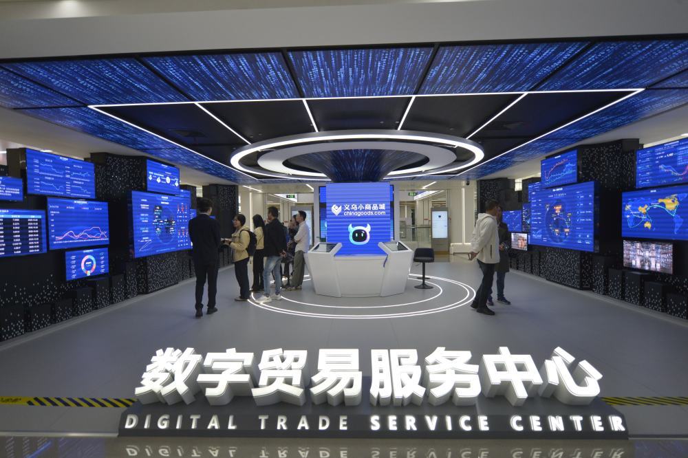 这是2025年10月30日在浙江省义乌市拍摄的全球数贸中心内的信息展示区。全球数贸中心的3700多家新商户靠着稳定的跨境网络,与全球客商实时沟通、洽谈生意。新华社记者 刘力航 摄