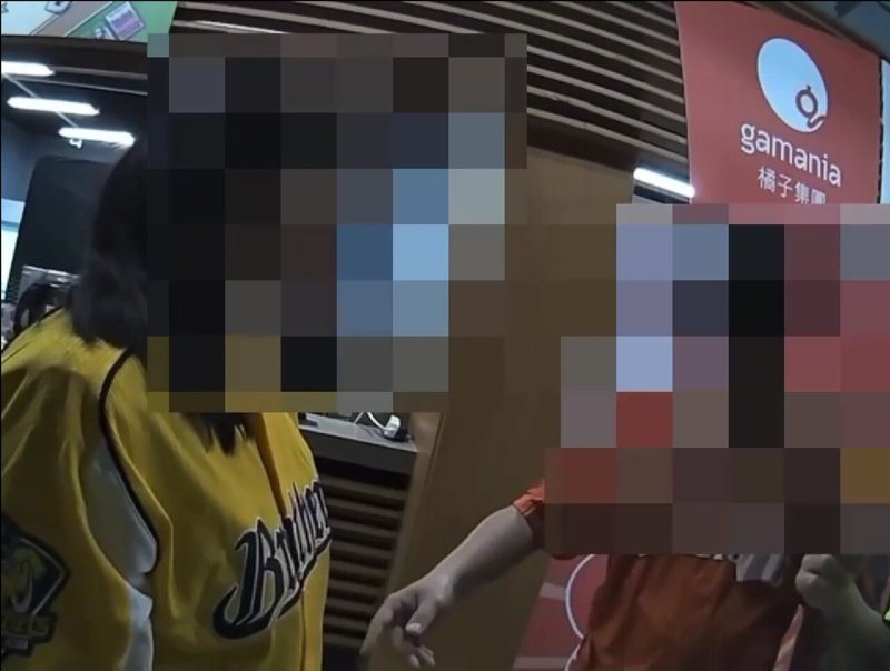 香港籍丁姓男子與台籍友人郭姓女子,昨赴大巨蛋觀看中華職棒明星對抗賽,因購買周邊商品擺放位置起口角,在球場外爆發肢體衝突。記者李奕昕/翻攝