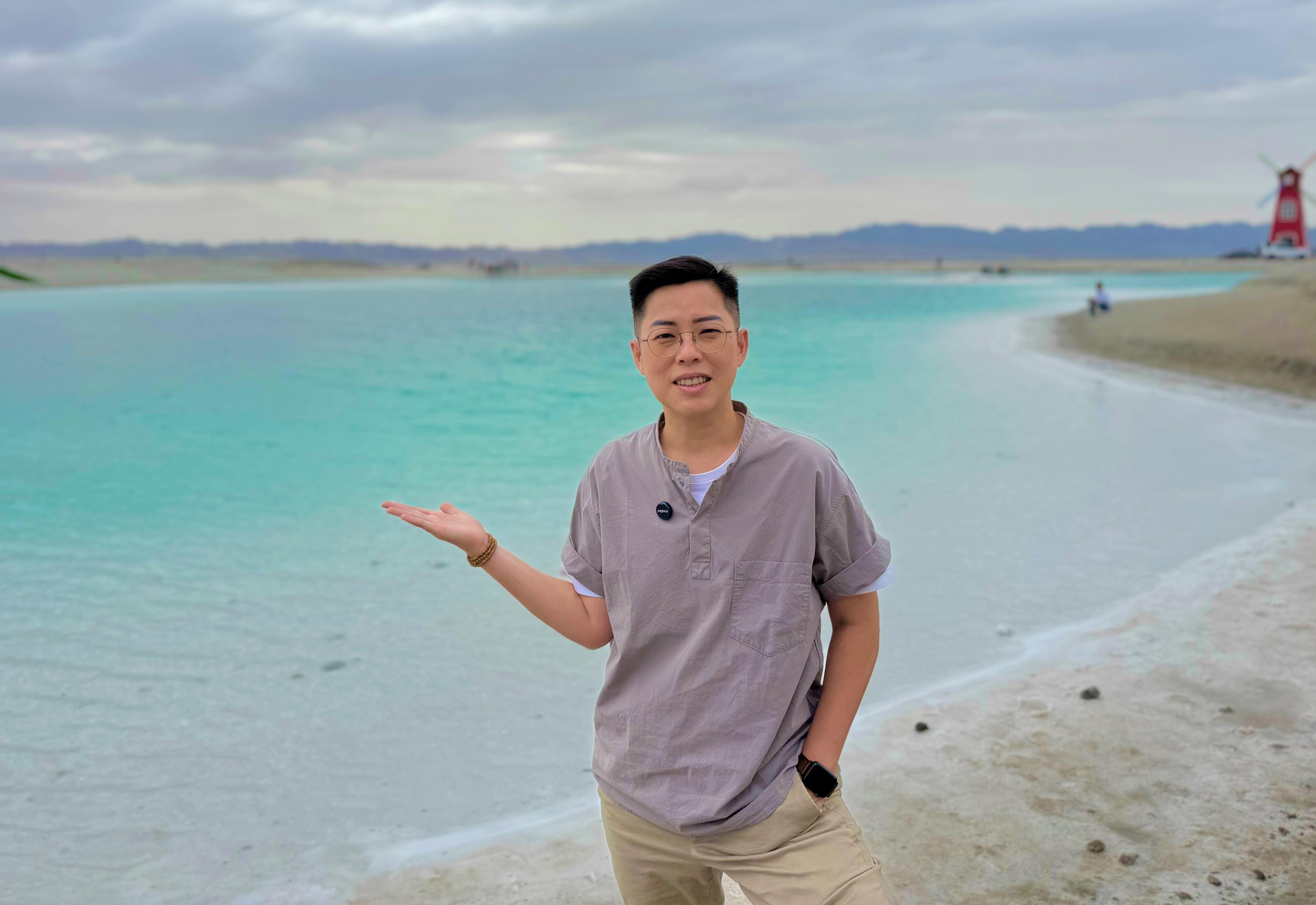 台湾青年黄恺嘉在大柴旦翡翠湖留影