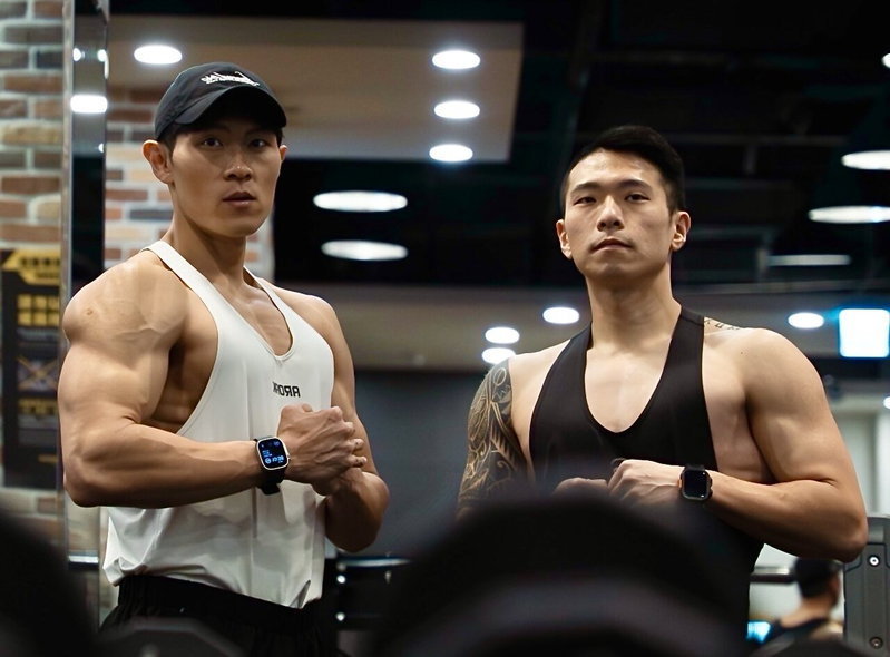 桃園鄧姓男子突然倒地失去生命徵象,正巧機場消防員徐銘輔(右)休假路過,立刻施以援手,桃市消防局事後獲悉,原來熱心助人的徐男是大有分隊徐鵬翔(左)的胞弟,兄弟服務於不同消防單位,卻同樣有肩負救人使命。圖/桃園市消防局提供