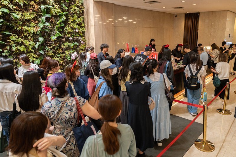 日本真人音樂劇「魔女宅急便」因颱風延期登場，12日在台北國家戲劇院迎來首演，吸引大批觀眾。圖／牛耳藝術提供（中央社）