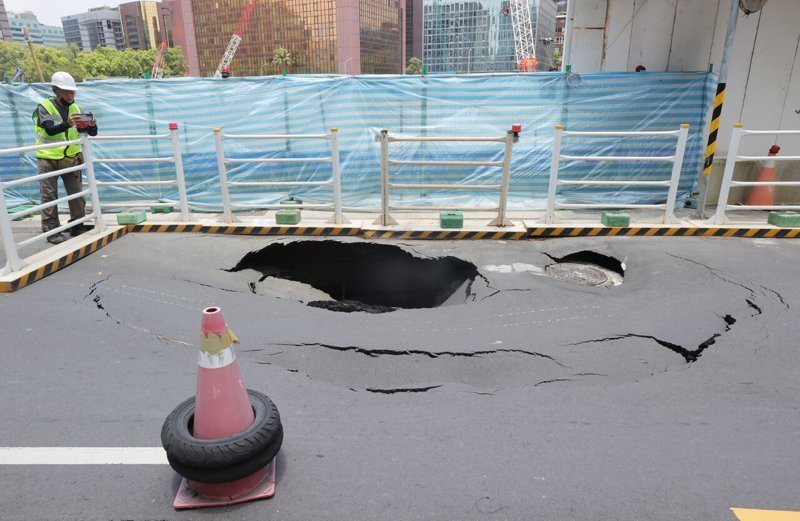台北市松山區敦化北路199巷16弄1號門口今天中午發生地層下陷狀況。記者曾學仁／攝影
