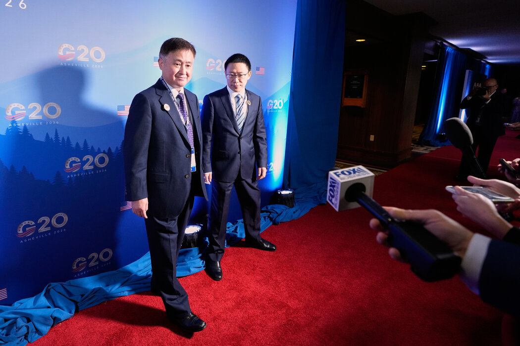 左起:中国人民银行行长潘功胜,财政部副部长廖岷。两人上月出席在北卡罗来纳州阿什维尔举行的二十国集团会议。美国财政部长在会上指责中国阻挠该集团发表联合声明。