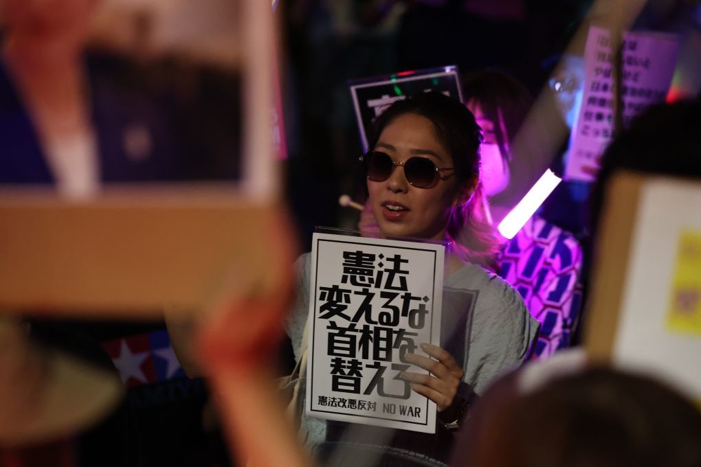 7月10日,在位于日本东京的国会议事堂前,民众手持标语参加抗议集会,反对高市政权的扩军政策和修宪图谋。新华社记者岳晨星摄