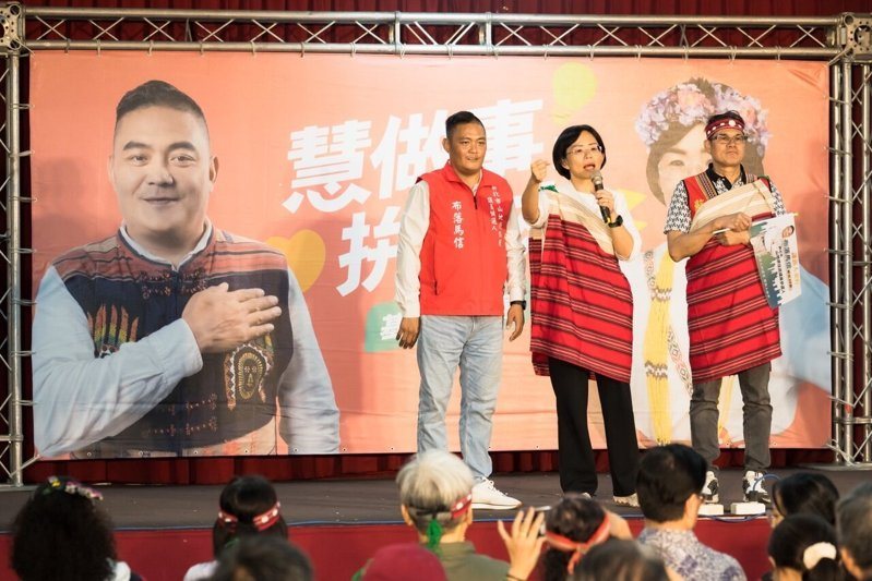 民進黨新北市長參選人蘇巧慧（中）出席布落．馬信原住民族政見座談會，表示未來將推動三大原住民族政見，並承諾原住民族相關預算成長一倍。圖／蘇巧慧辦公室提供