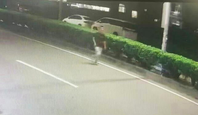 涉嫌酒駕撞死學生的陳男，案發後湮滅證據並逃離現場的過程均被監視器拍下。圖／民眾提供