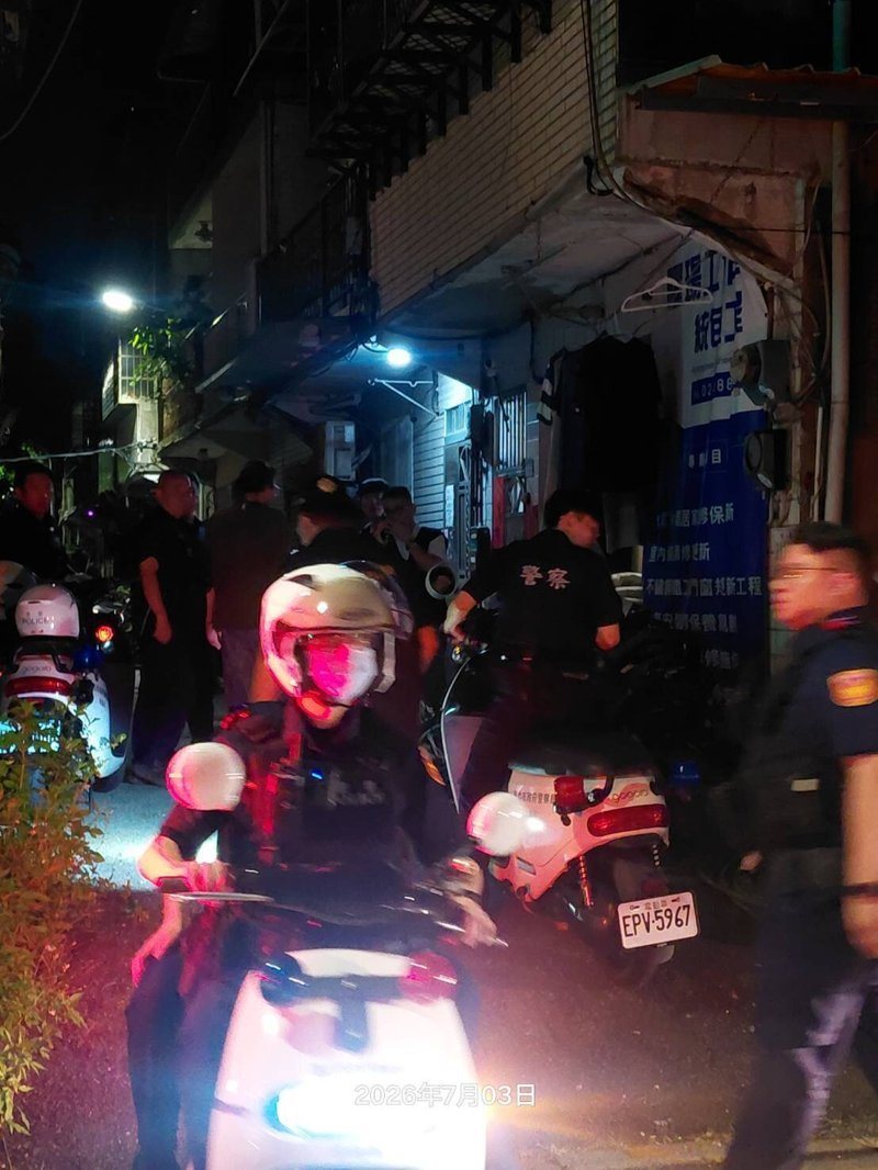 台北市士林區今天晚上發生刀傷案，轄區警方趕抵封鎖現場。記者翁至成／翻攝