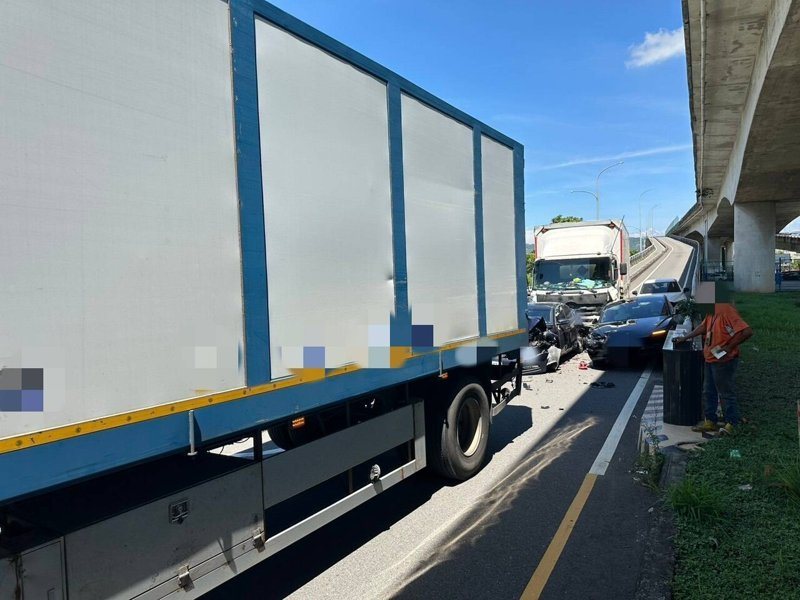 台中龍井今發生一輛大貨車下匝道疑煞車系統故障，追撞三輛轎車、一輛聯結貨車，6人受傷送醫。圖／讀者提供